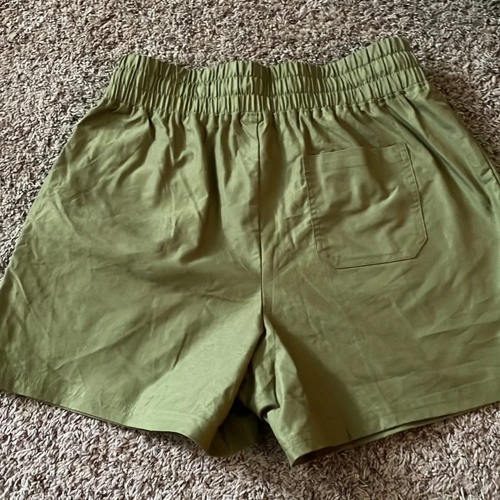 Green high waisted Fabletics shorts - Picture 2 of 3